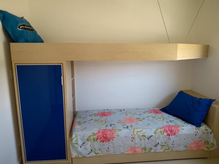 Единична спалня: двуетажно легло с гардероби.