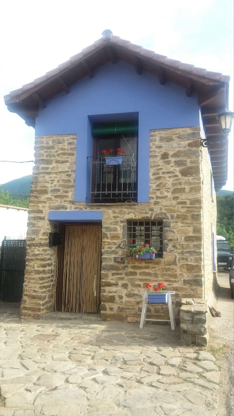 Anuncio de Airbnb popular: LA CASA AZUL en Biescas
