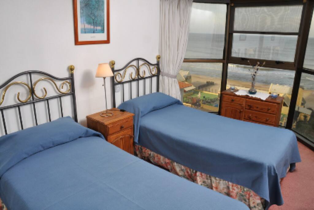 Dormitorio con dos camas y placard