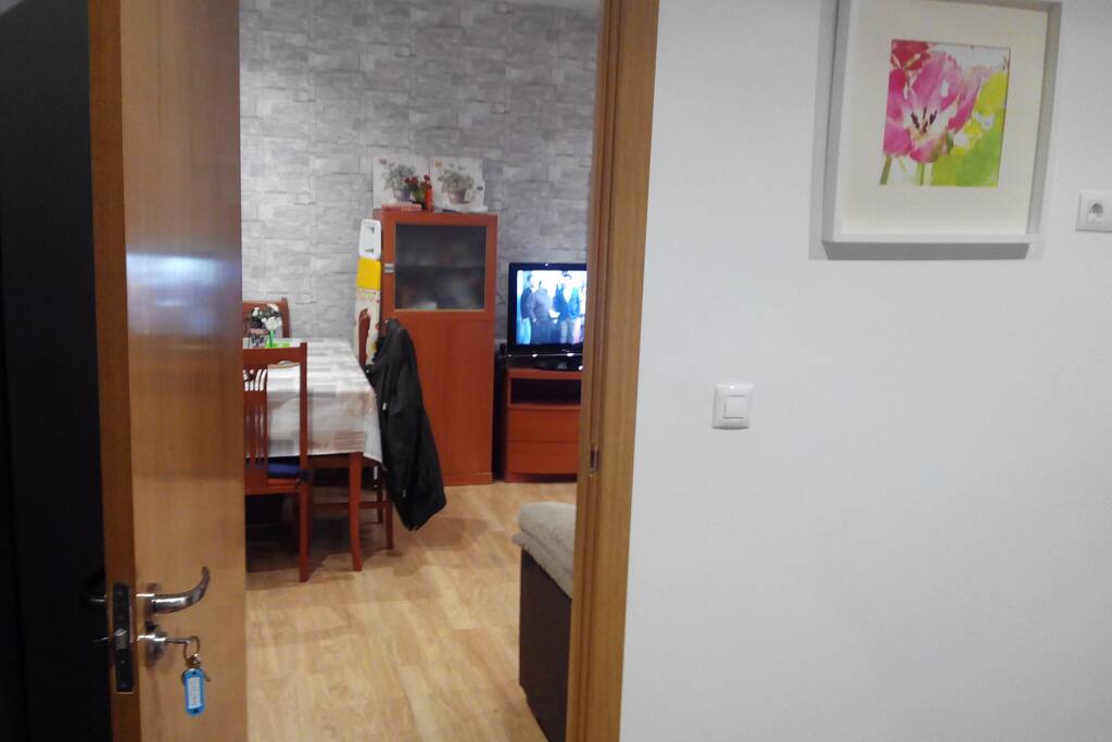 SALIDA DE LA HABITACIÓN N° 2 LA MÁS GRANDE CON CAMA DE PAREJA DE 1'50 CM Y ARMARIO DE 4 PUERTAS, CON CIERRE PERSONAL, AL SALÓN ZONA COMÚN .