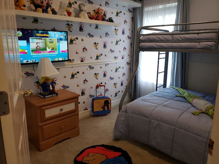 パディントンベアをテーマにしたキッズベッドルーム。ストリーミングサービス付きRoku TV。