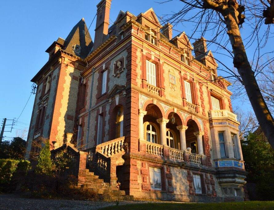 La villa dans la lumière du couchant
