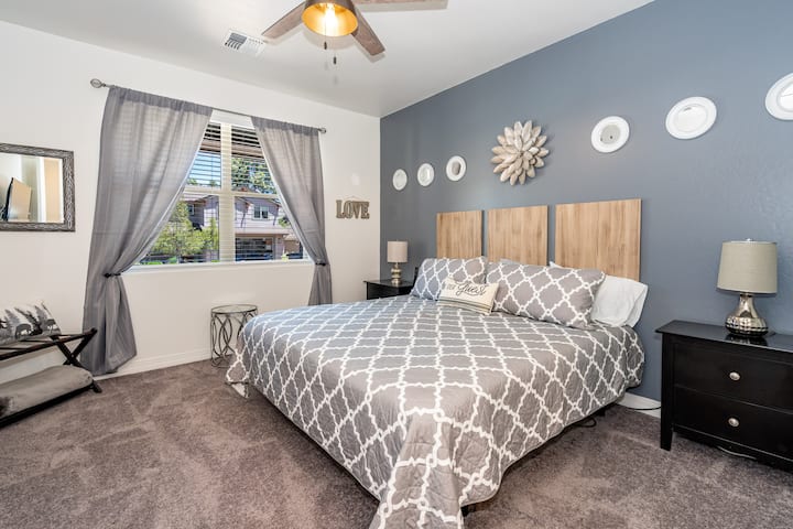 Dormitorio principal con cama tamaño king ajustable.