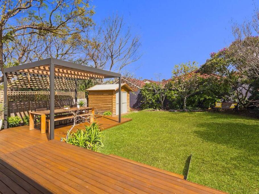 Great secure backyard with outdoor table and bbq area, perfect for alfresco dining!