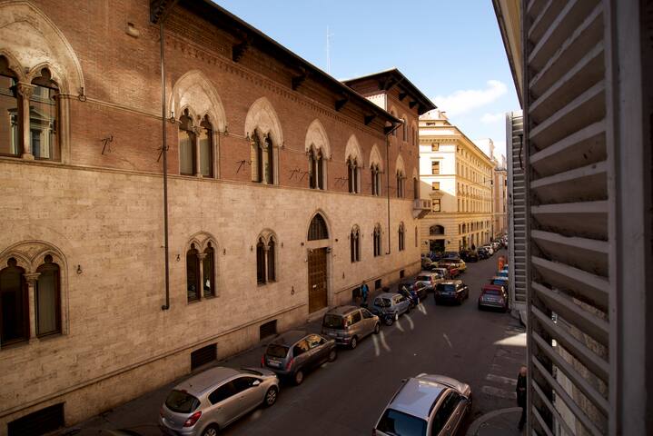 Elegant Central apartment gallery image 2