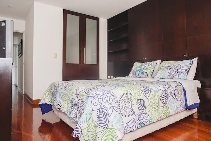 Kitanda cha starehe cha ukubwa wa chumba kikuu.