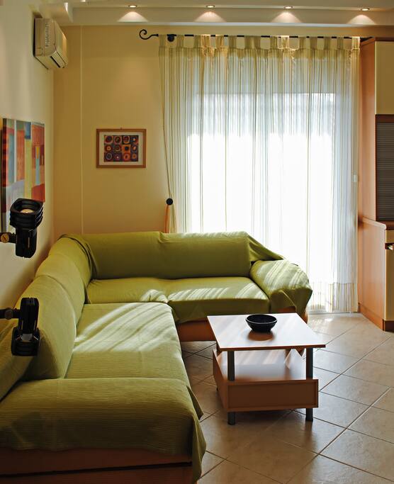 Living room with open space kitchen / Σαλοκουζίνα