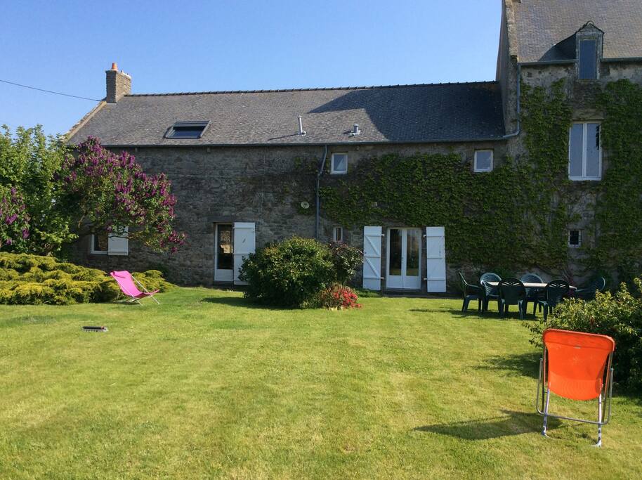 Une partie du jardin,clos de murs,(800m2)