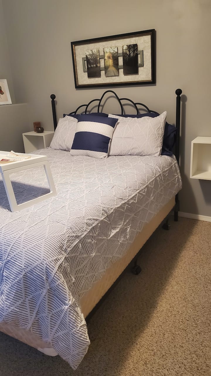 Dhoma e gjumit 1 ka një krevat dopio "queen" dhe e kompenson kotësinë. Në dollap gjenden shtroja dhe varëse shtesë.