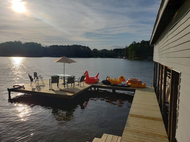 8 Bedroom, 4.5 bath lake front home with boathouse