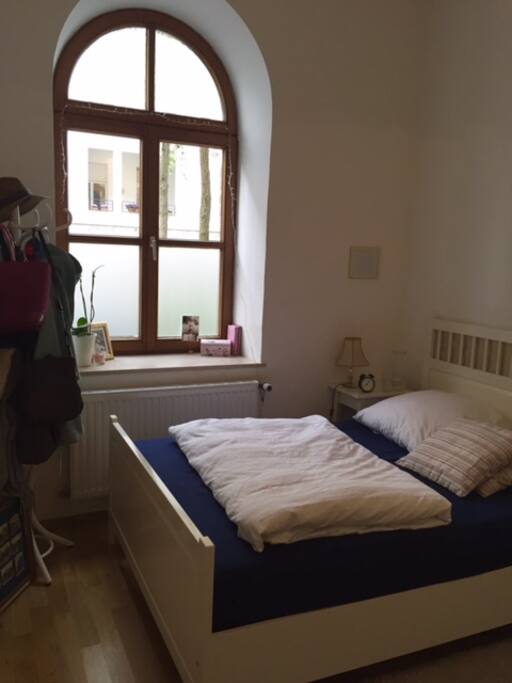 Helles Schlafzimmer / Bett