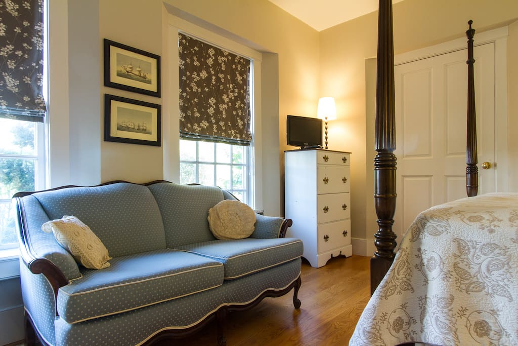 Couch, TV, pull down desk in dresser for computer (WIFI)