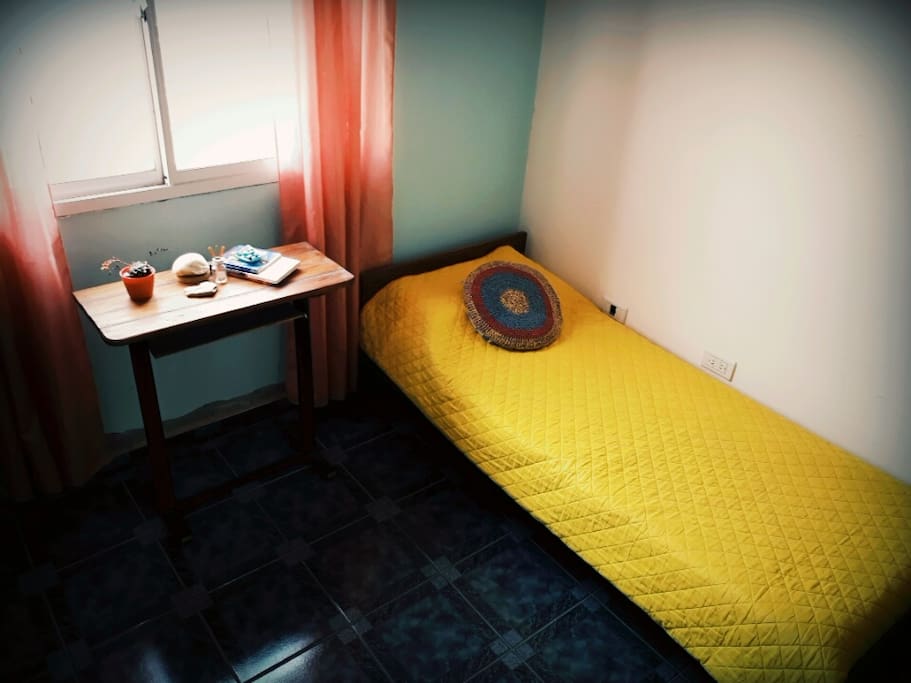 Habitación 2 con cama simple + 1 colchón en el piso.