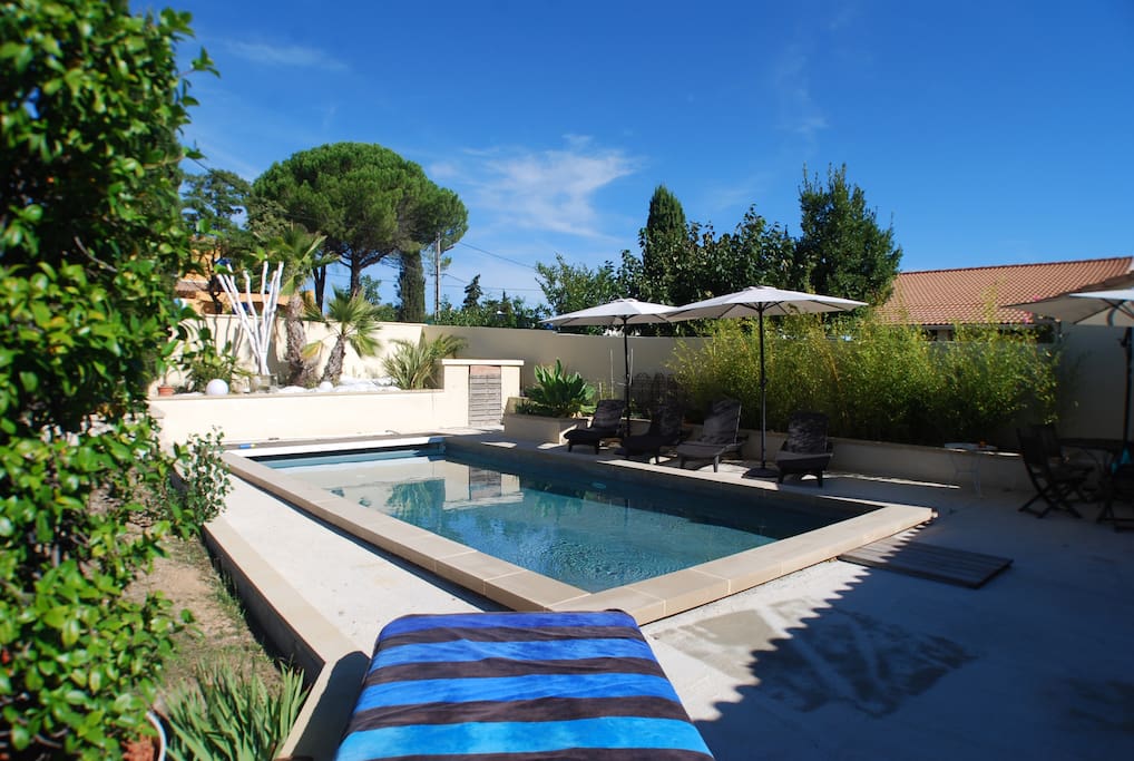 partie piscine avec pool house et volet de sécurité électrique