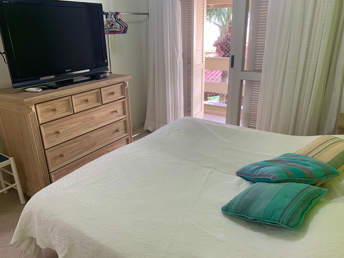 Chambre au premier étage, qui dispose d'une télévision et d'un balcon