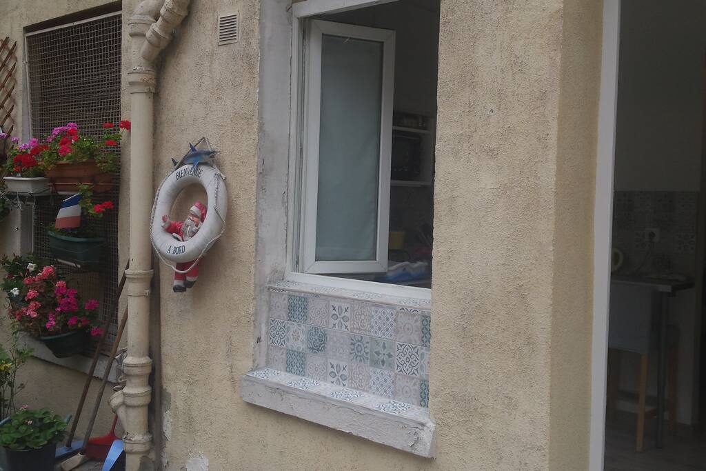 Vue façade de l'entrée du studio