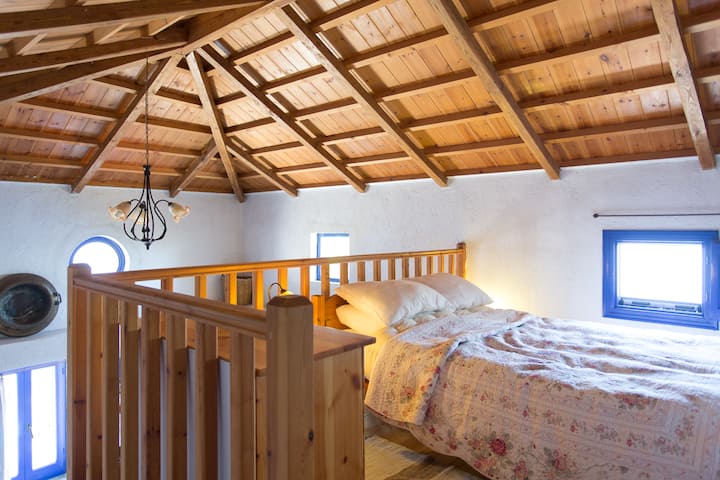 غرفة نوم متوسطة مع خزانة ملابس مدمجة 