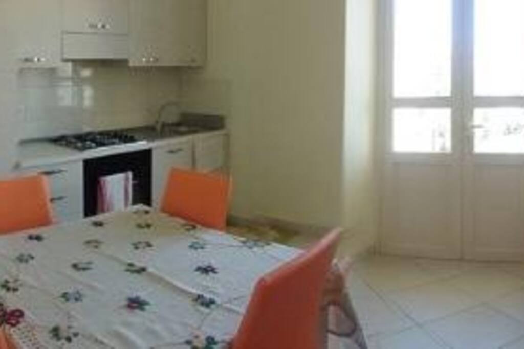 Cucina confortevole e luminosa con divano