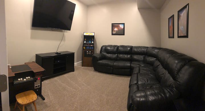 剧院/游戏厅，配备Pac Man & Asteriods电子游戏和70英寸智能高清电视。 沙发配有躺椅，全尺寸沙发床/如果您愿意，请隐藏一张床。 如果您愿意，也可以添加一张高大的标准双人充气床垫（门锁以保护隐私）