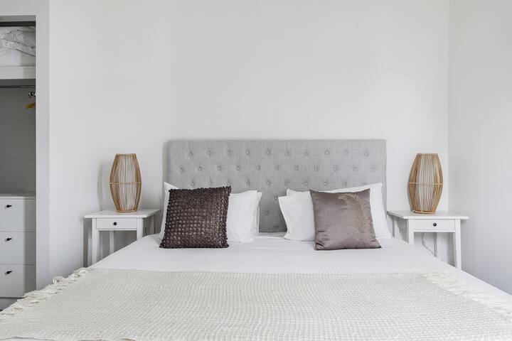 Sleek High-Rise Apartment with Sweeping City Skyline Views gallery image 4