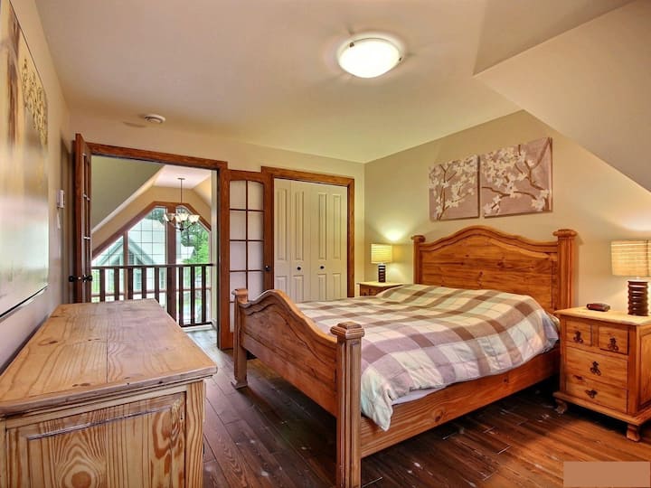 Master Bedroom (2nd Floor)