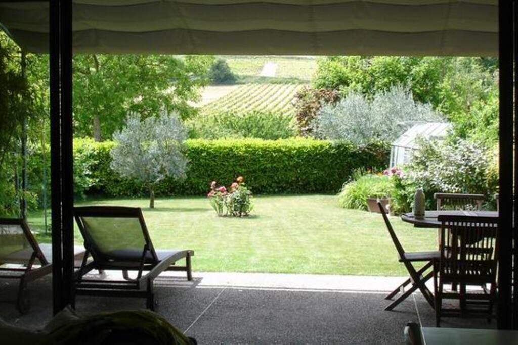 La terrasse principale à l'ombre de son grand velum.