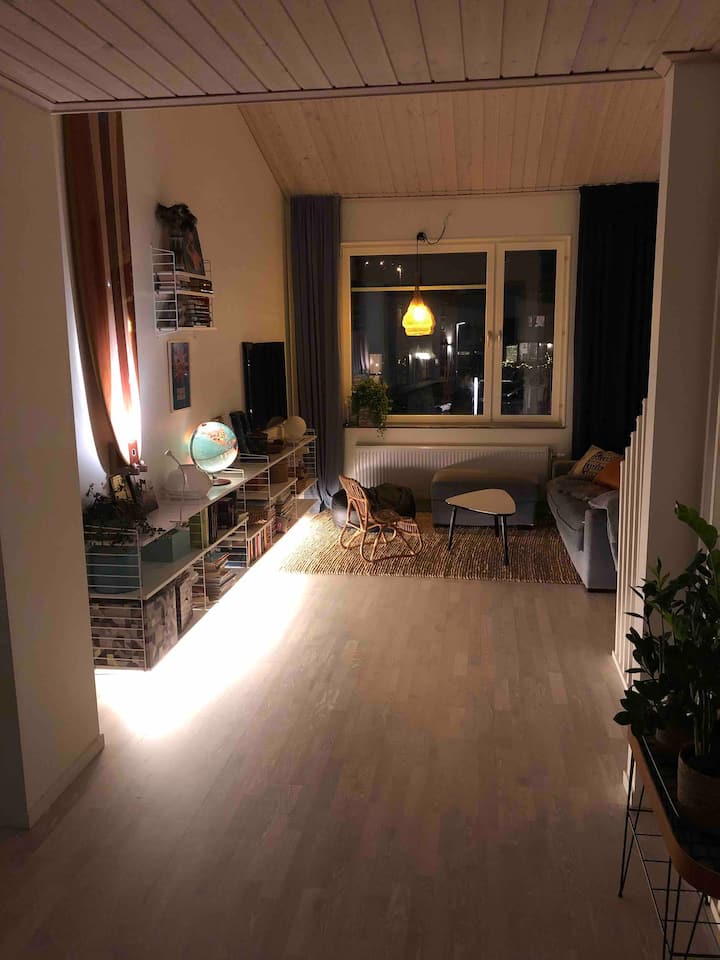 Woonkamer op de eerste verdieping 's nachts