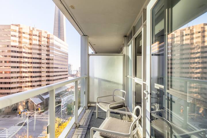 Beautiful Condo + CN Tower View + Free Parking gallery image 3