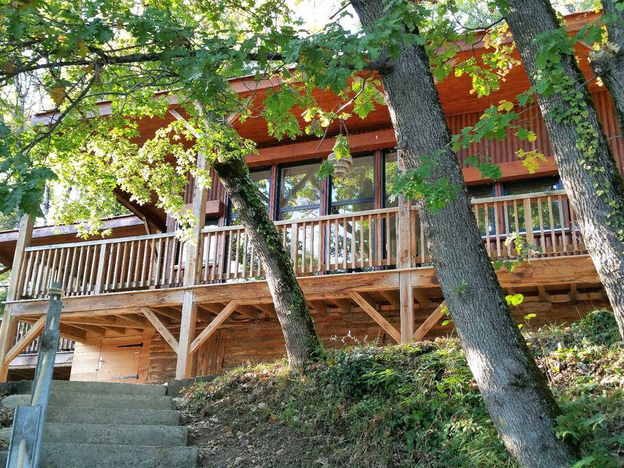 Le Chalet vu depuis le ponton privé