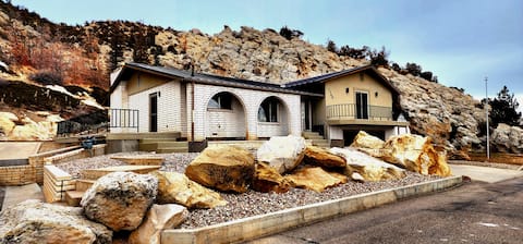 SUPER Unique Rock Getaway • Sleeps 14