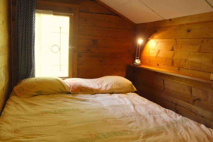 1 spavaća soba s malim bračnim krevetom