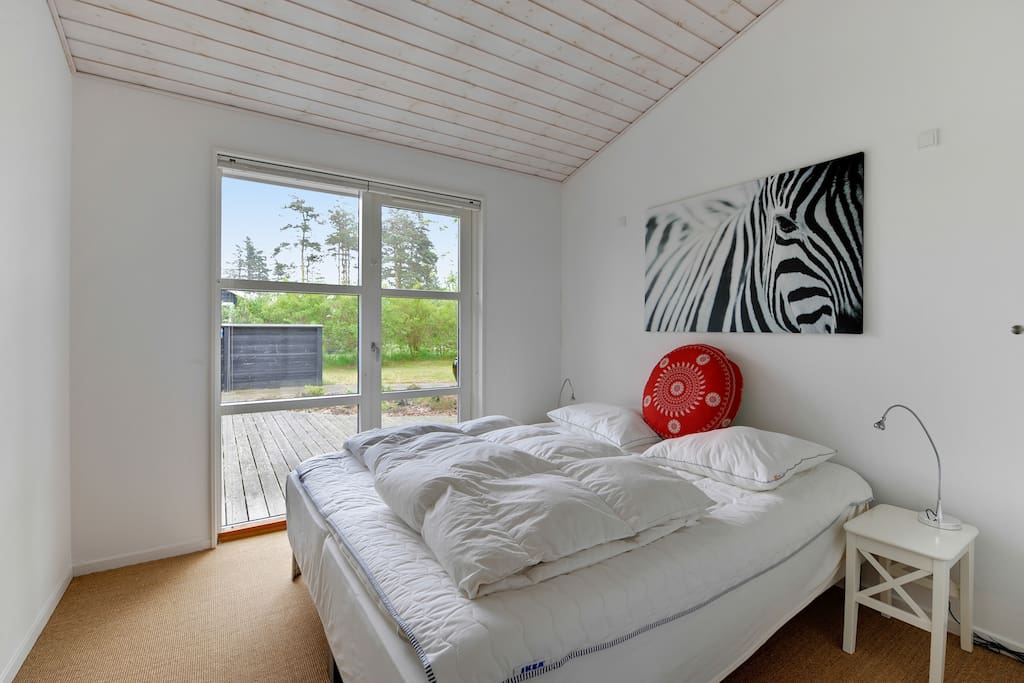Bedroom with door to terrasse