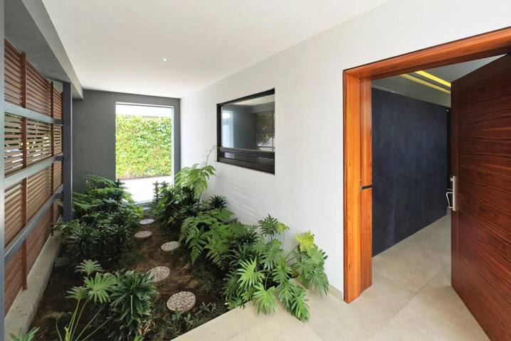 3 bed/4 bath house + patio + gym gallery image 4