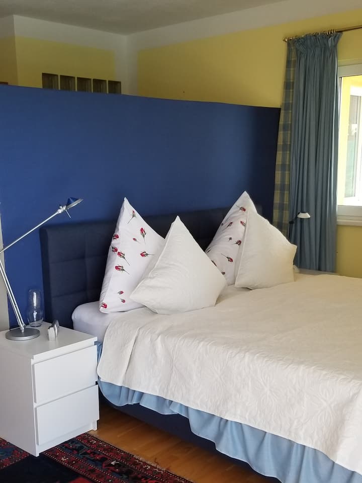 Studio I yenye kitanda cha watu wawili cha KS.