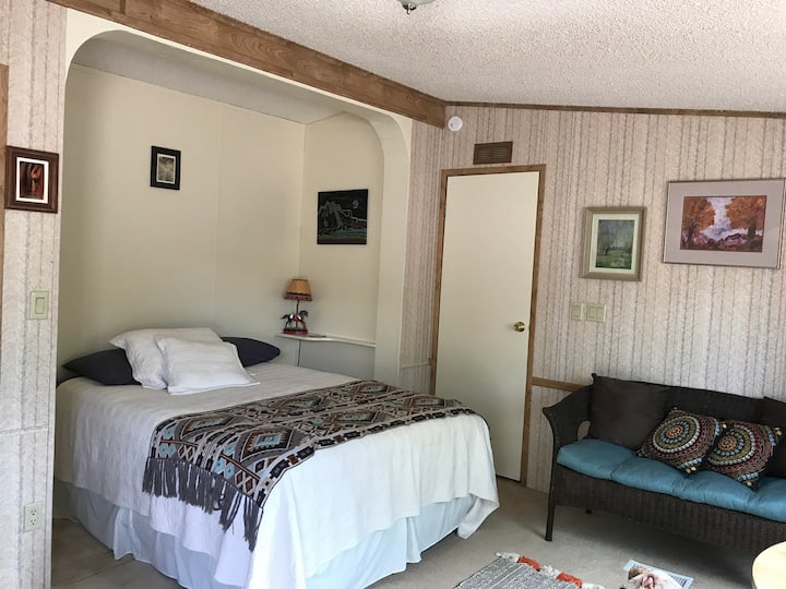 Rincón acogedor para la cama