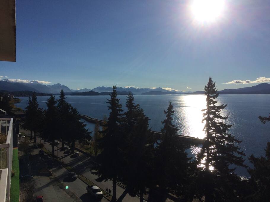 Espectacular vista al lago desde el balcón. / Amazing lake-view from the balcony