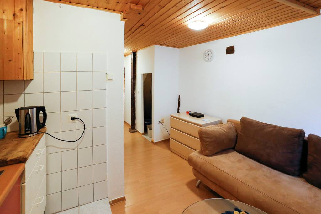 Die Schlafcouch kann man als einem Bett aufklappen. Die aufgeklappten Maße betragen ca 140x200cm