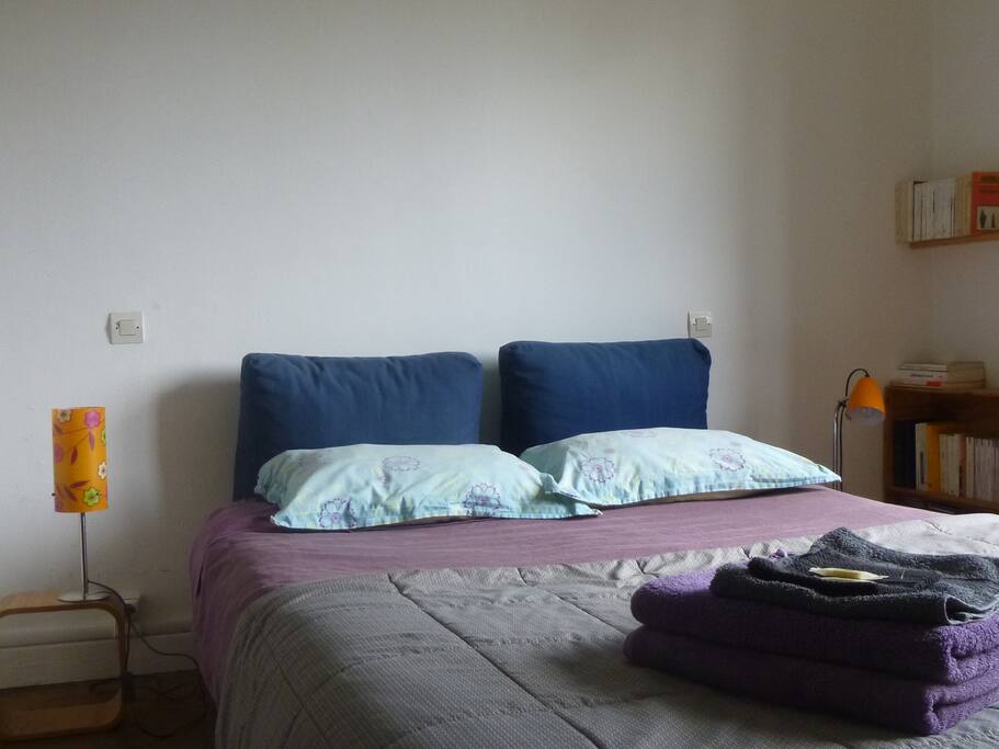 Voici votre chambre lumineuse et confortable