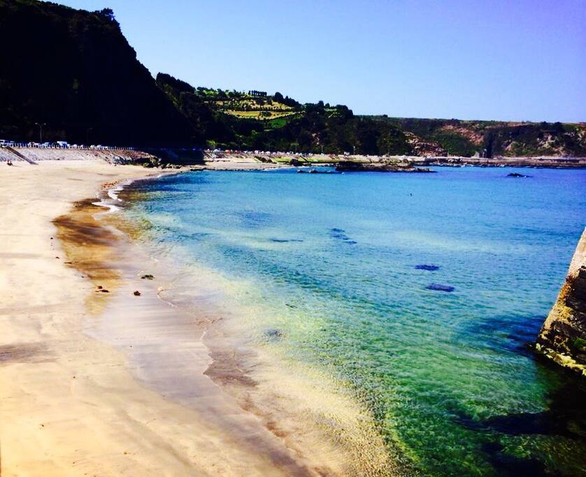 Playa de LUARCA , la Villa Blanca de la Costa Verde , a tan solo 17 km del apartamento esta excepcional Villa marinera es ideal para visitar en cualquier época del año , con una fantástica gastronomía en sus restaurantes y con las maravillosas fiestas del Rosario y San Timoteo entre el 14 y 23 de agosto.