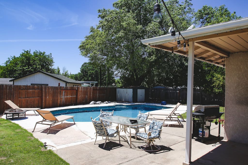 Gorgeous 9ft (deep) swimming pool. So refreshing for Redding Summers