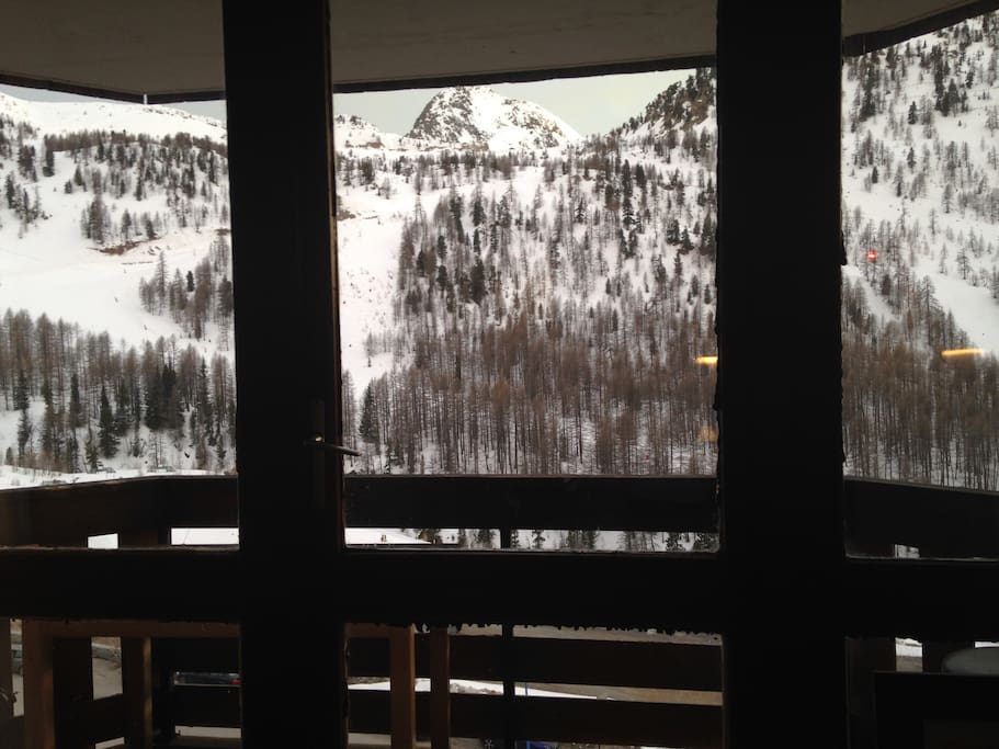 Grande terrasse vue sur les pistes