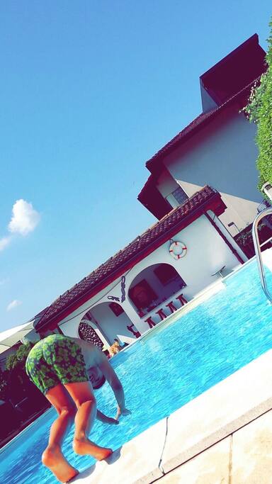 Piscina con grottino e BBQ