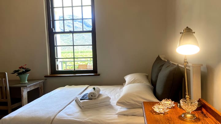 Მეოთხე საძინებელი საწოლით. Ამ ოთახში განთავსებულია სამუშაო სივრცე. Ყველა ოთახი აღჭურვილია პანელური გათბობითა და პორტატული ვენტილატორებით. 