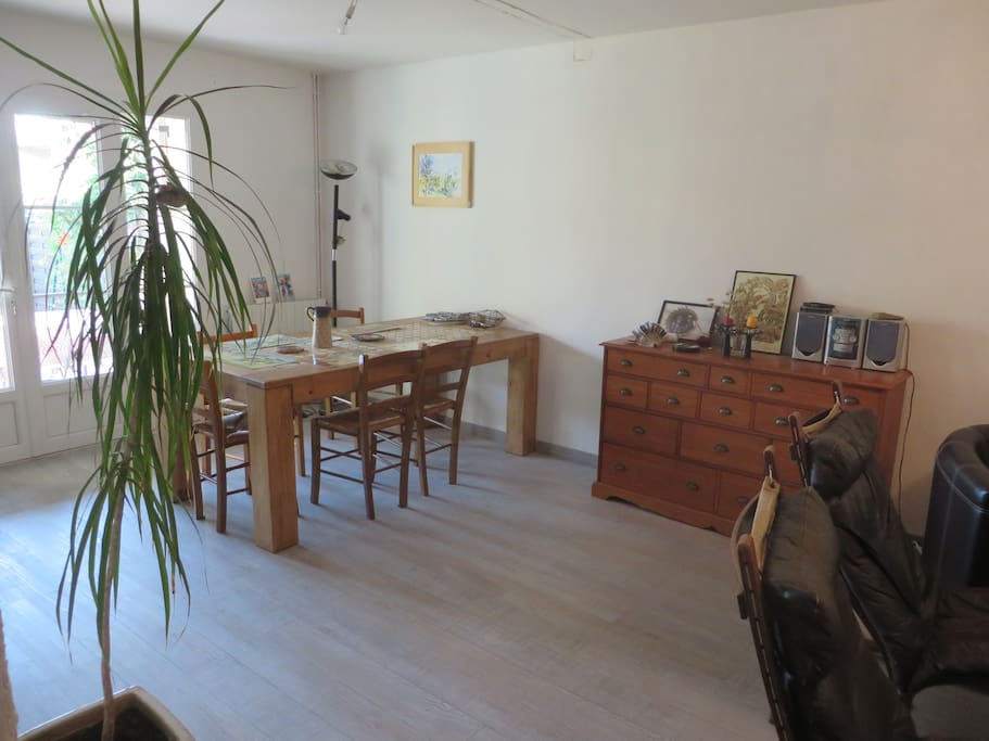Salle à manger avec porte vitrée sur terrasse
