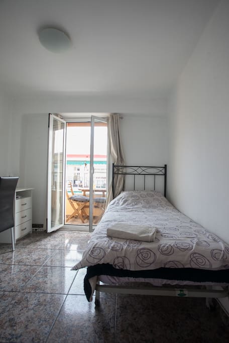 Single room with charming balcony - habitación individual con balcon encantador
