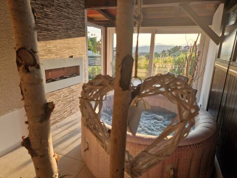 Vineyard Holidays Cottage with Jacuzzi