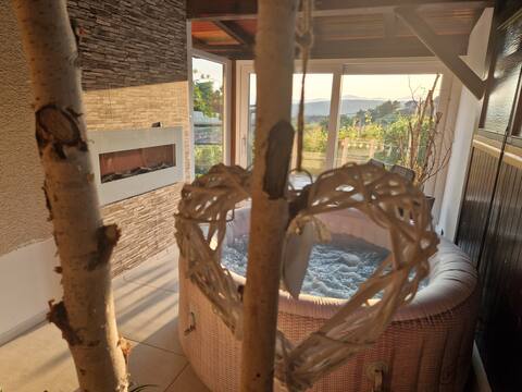 Vineyard Holidays Cottage with Jacuzzi