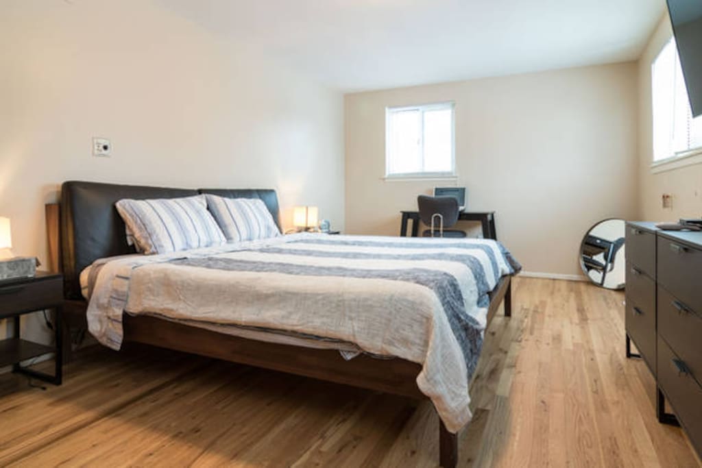 King Sized bed in very spacious bedroom