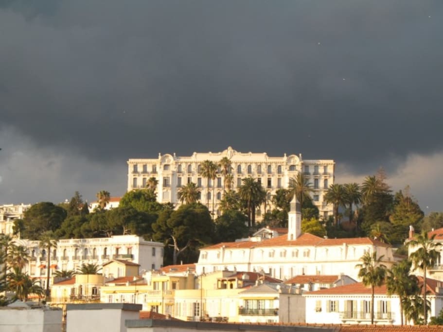 Vue depuis le bord de la terrasse : colline de Cimiez et ses palaces