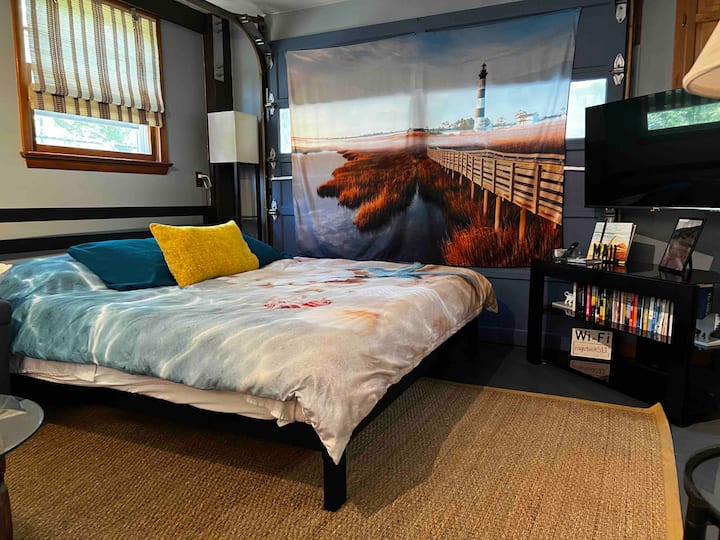 מיטת קינג סייז עם הרבה, הרבה מחמאות על כמה שהיא נוחה! יש הרבה מקום לך ולגור שלך. 